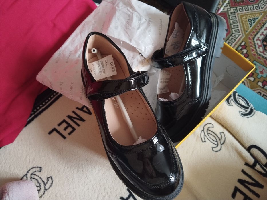 Продам новые лоферы для девочки 36 размер.