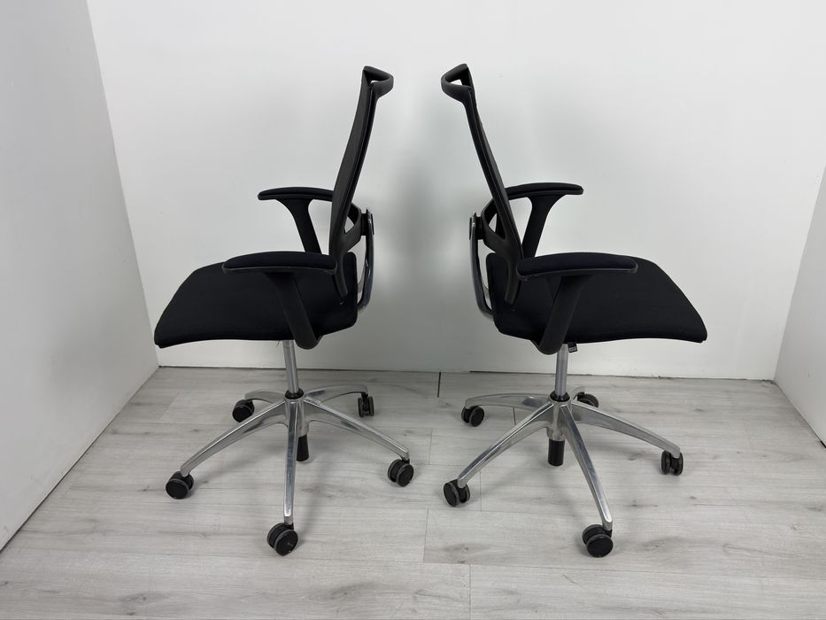 Столове за конферетна за с черна мрежеста облегалка за вашето удобство