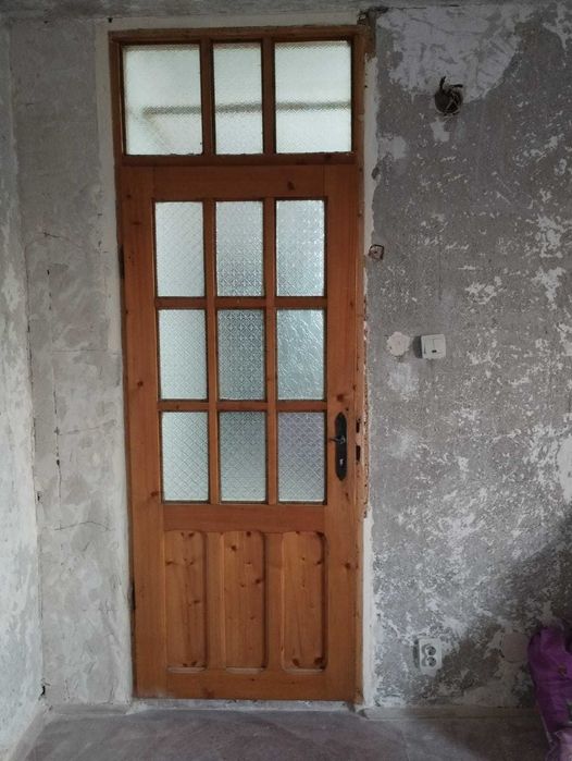 Vind 4 uși din brad, model cu tăblii si luminator, stare foarte bună