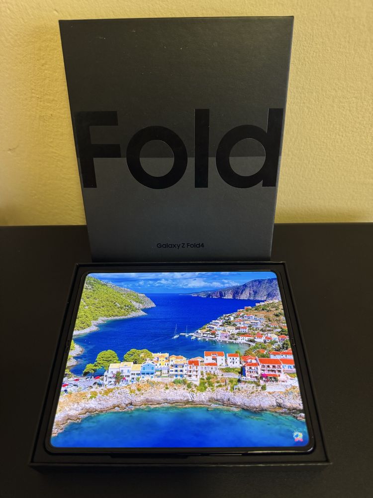Телефон Samsung Galaxy Z Fold 4 512/12GB. Отлично състояние!