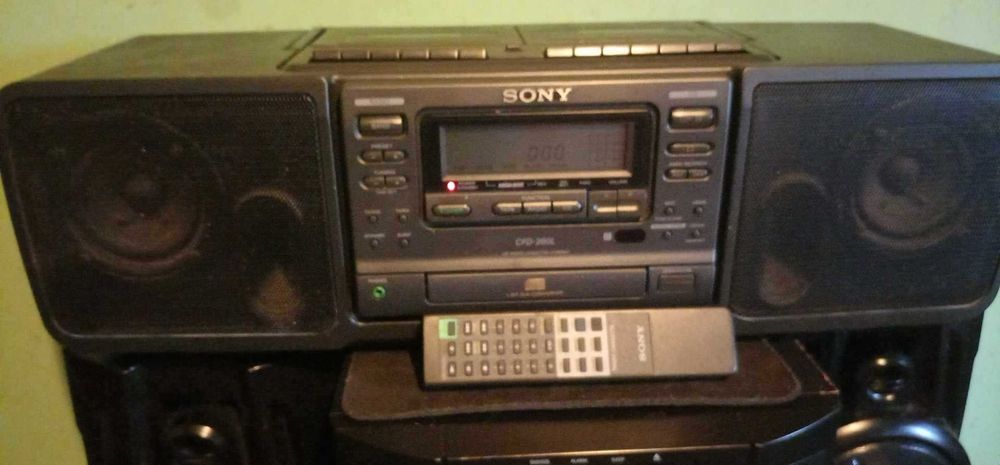 Muzica la Boombox, Ghettoblaster Sony cfd260l, cu probleme ( REZERVAT)