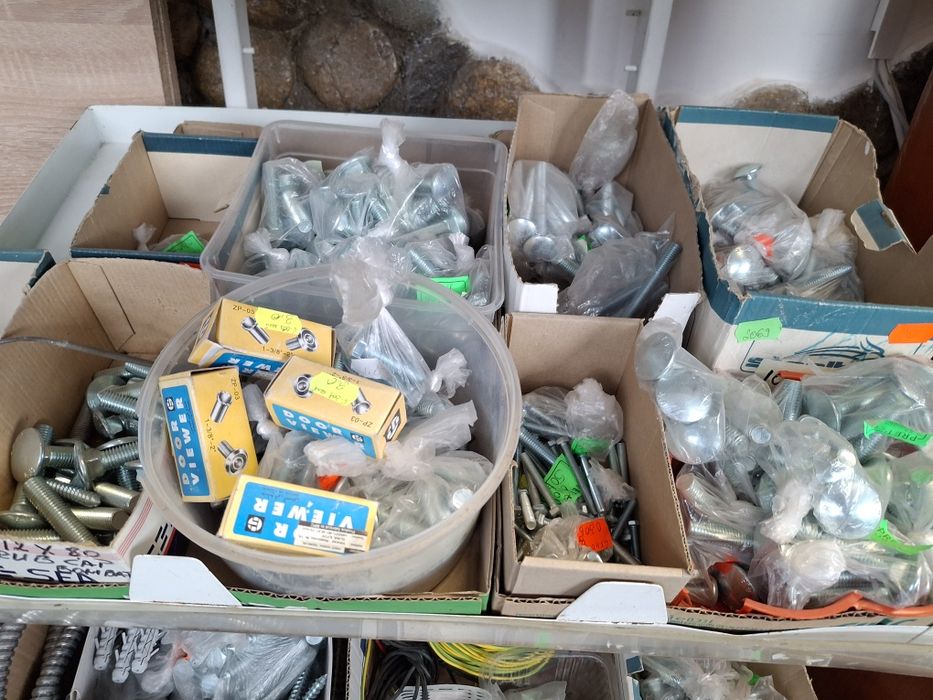 Vând feronerie, șuruburi, piulițe, șaibe, etc