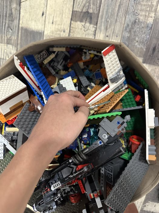 Огромен кашон, пълен с оригинално LEGO