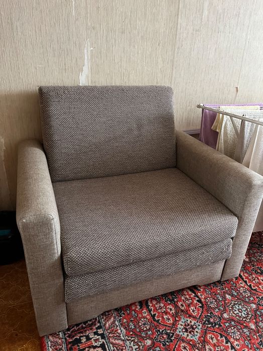 Продам небольшой диван и кресло