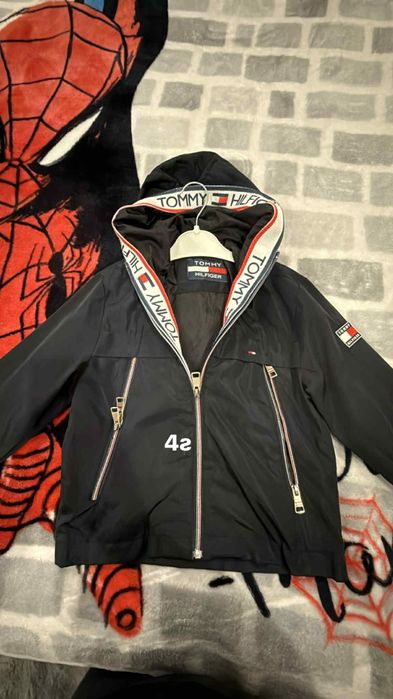 Продавам якета за момче