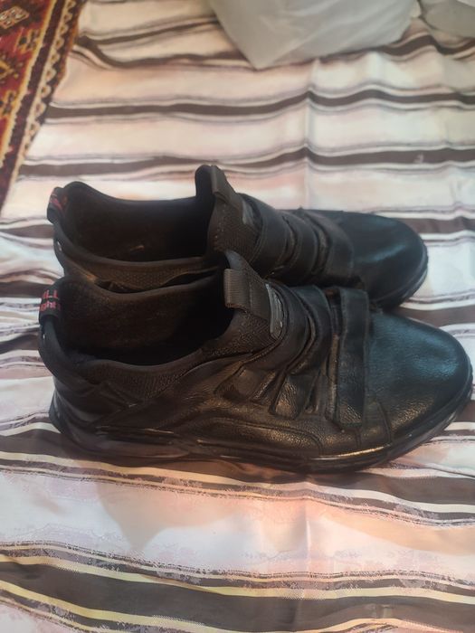 Krossovka erkaklar uchun