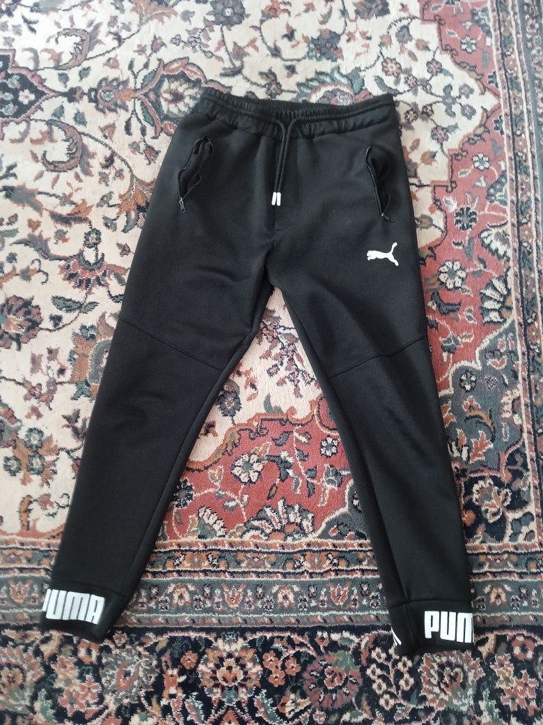 Vand pantaloni puma de barbati