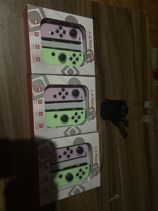 Nintendo joycons cu tot cu statie de incarcare pentru 4 joycons
