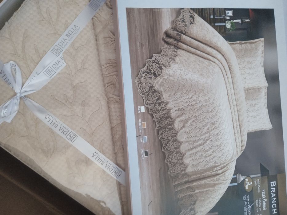 Постельное бельё нарядные покрывало полотенца махровые