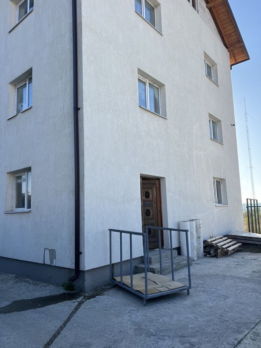 Cladire 3 nivele 1200 metri zona metro