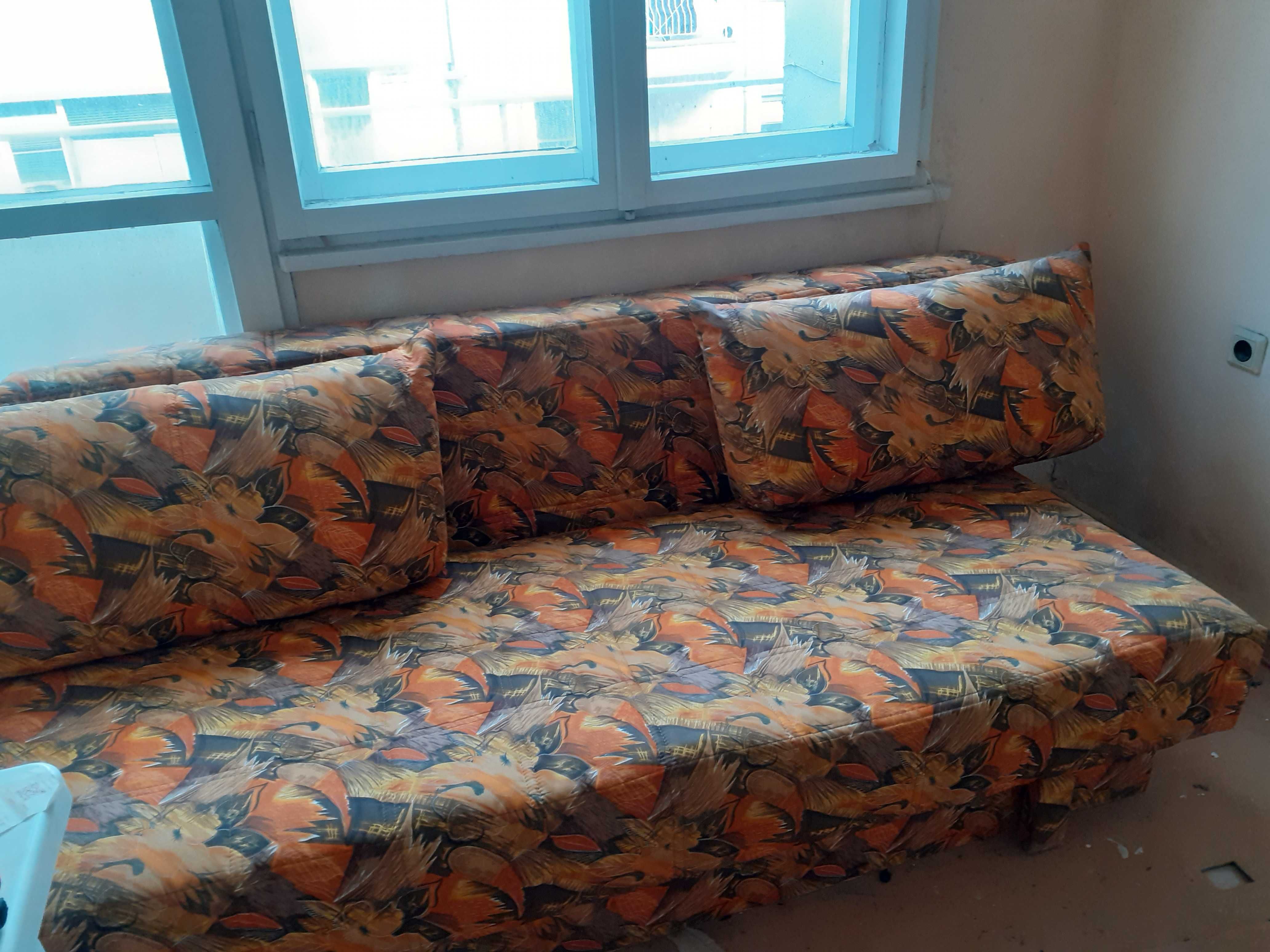 Разтегателен диван с ракла  водоустойчива  промазка и две възглавници