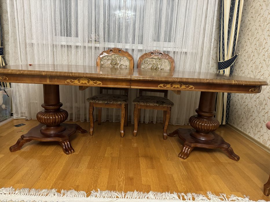 Деревянный стол и стулья