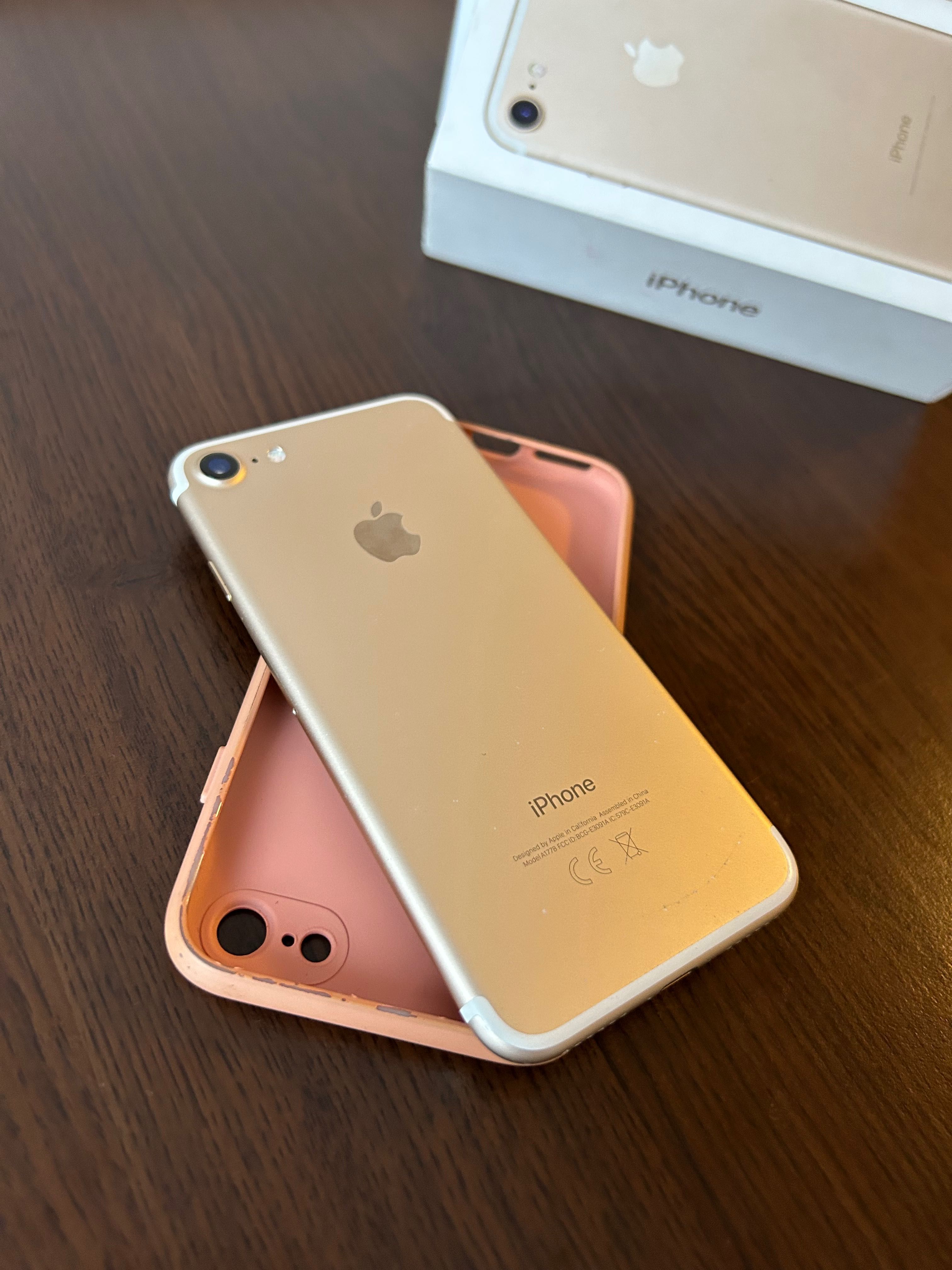 iPhone 7 Gold up