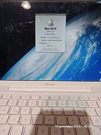 Лаптоп Apple със зарядно
