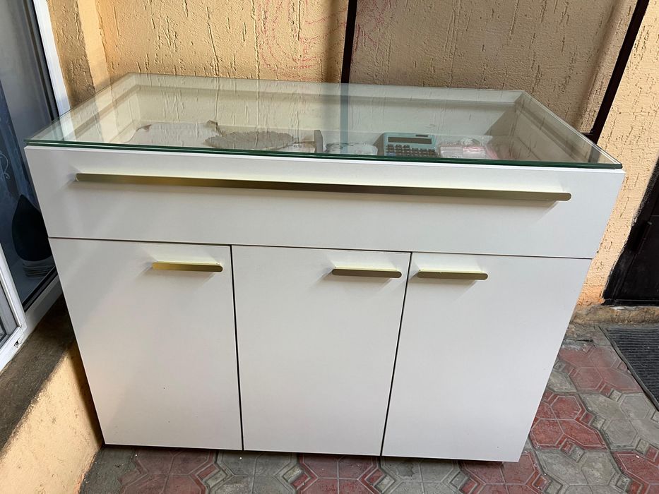 Витриные шкафы с подсветкой .