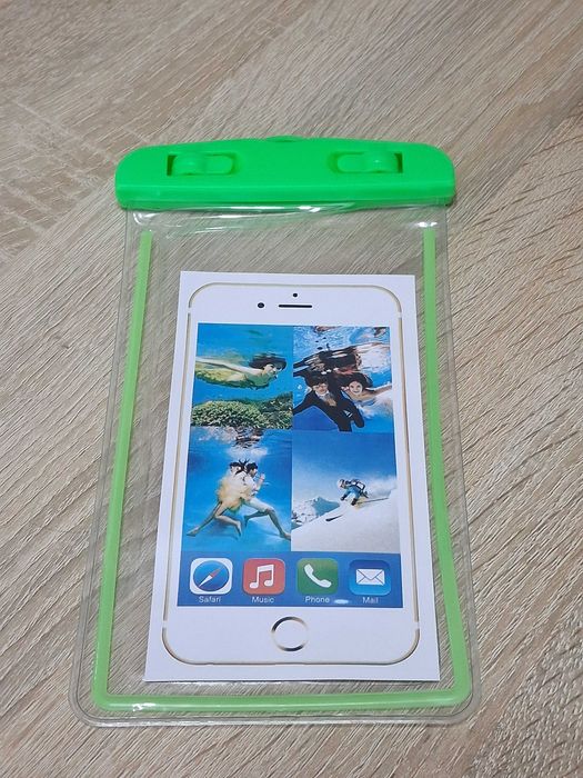 Husa impermeabila potrivita pentru drumetii la munte, zapada sau inot