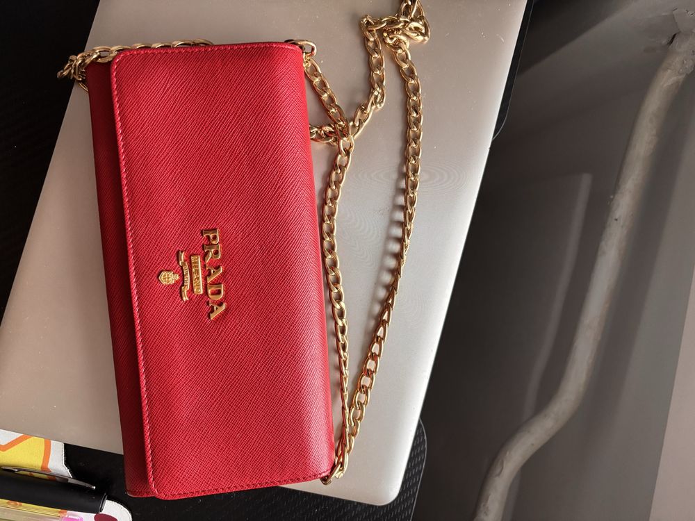 Оригинал кожена Prada дамска чантичка