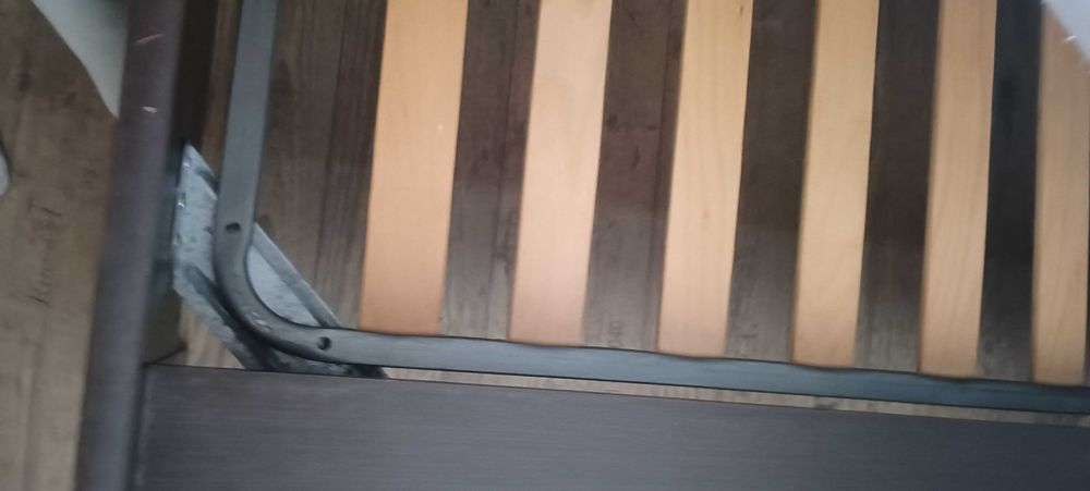 Спалня с матрак и подмтрачна рамка