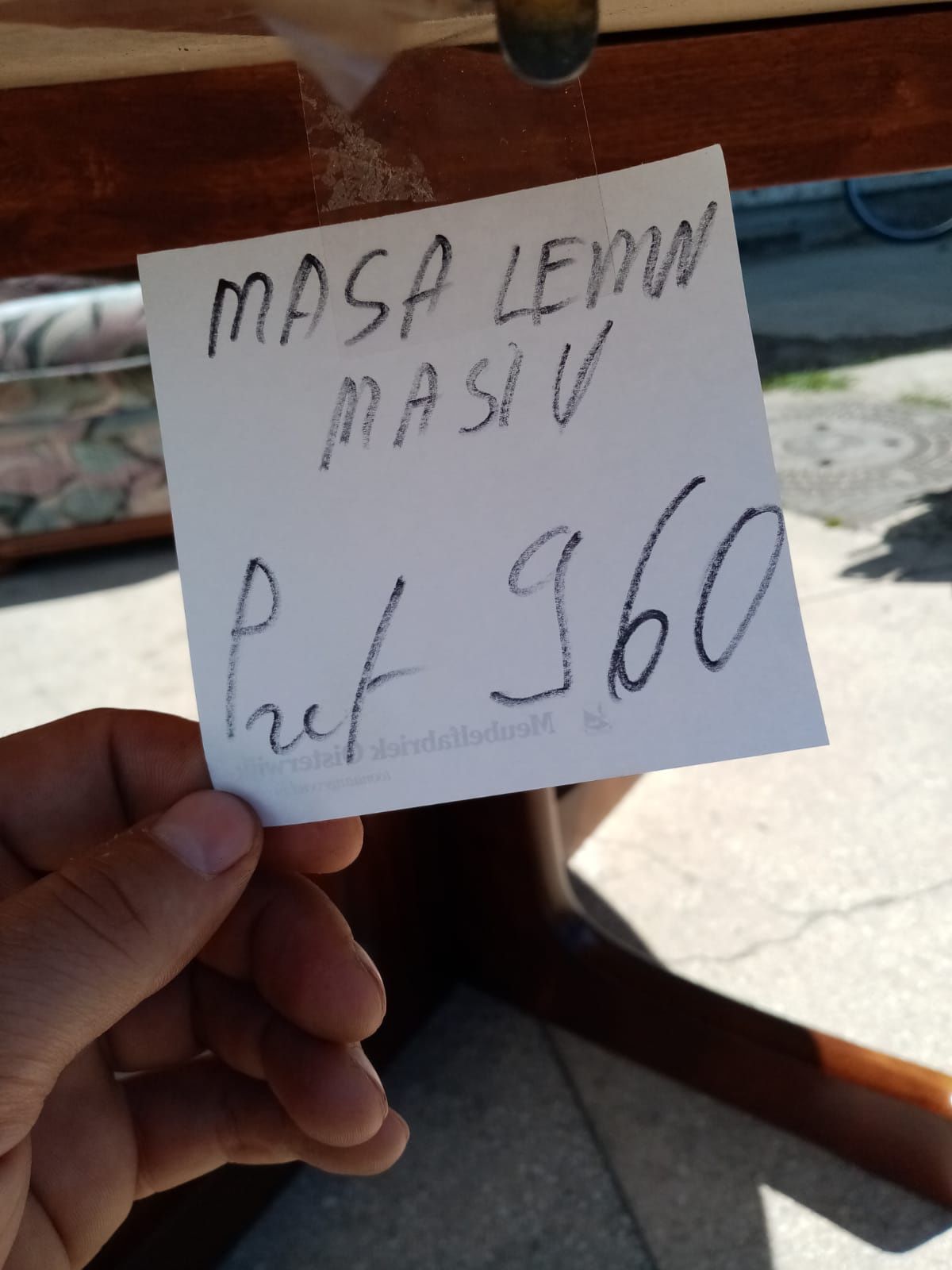 Masa din lemn masiv