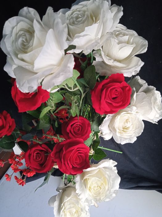 Искусственные цветы, Розы белые красные , магнолия 1 М.Ветка шелк цвет