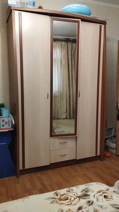 Продам шкаф и 2 тумбочки