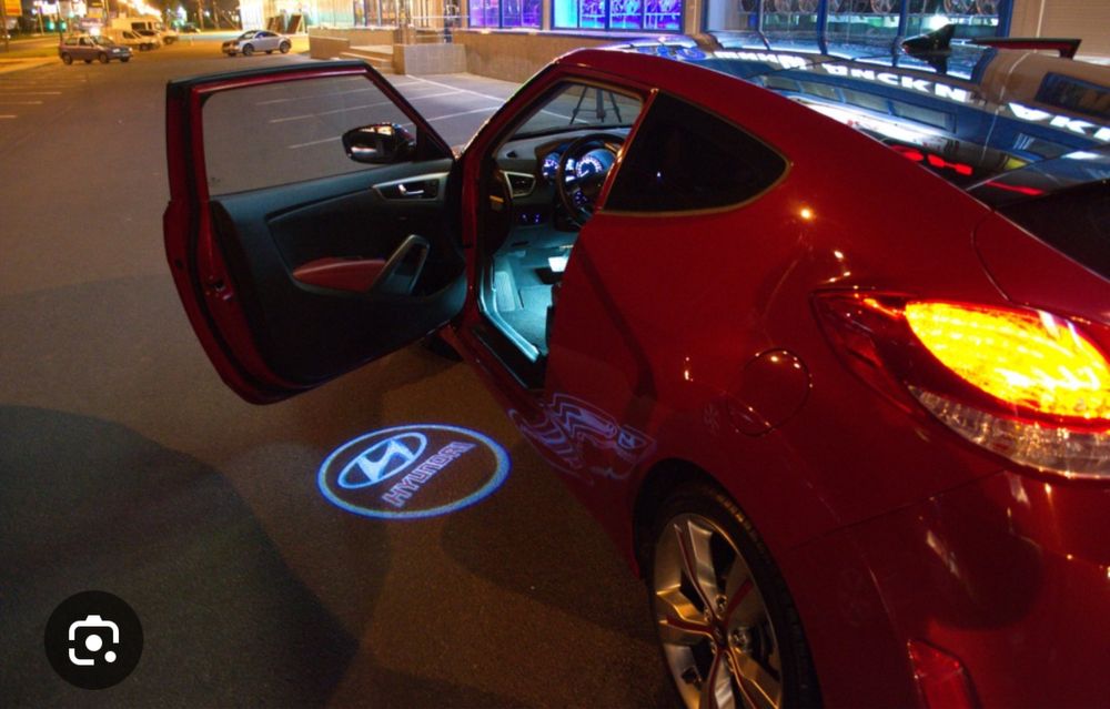 Прожкторы логотипа Hunday с двери на асфальт.