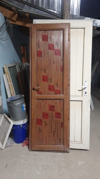 Продаётся коричневая дверь Б/У почти новая