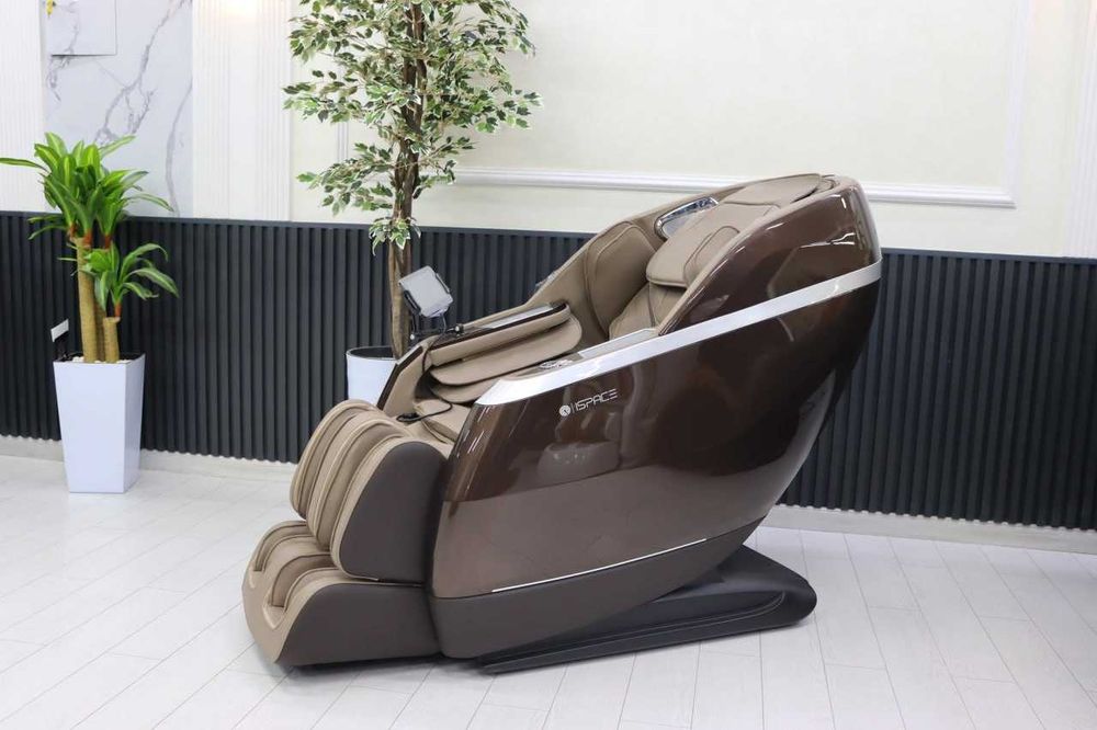 Массажное кресло с настраиваемыми программами и интенсивностью.