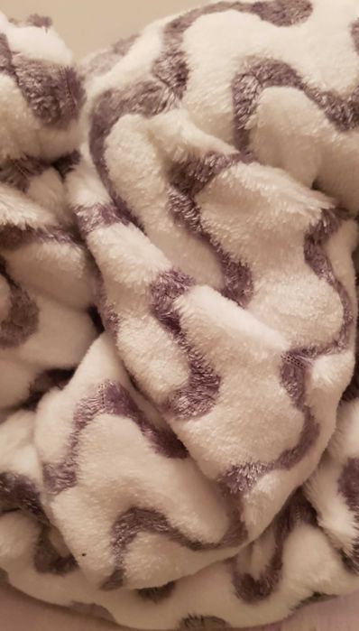 Pătură din material microfibră, cu dimensiunile de: 200 cm x 180 cm