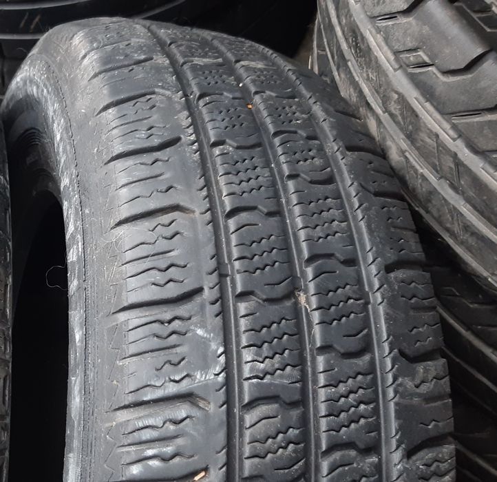 Una anvelopă 235/65r16c iarnă preț 200 lei bucata