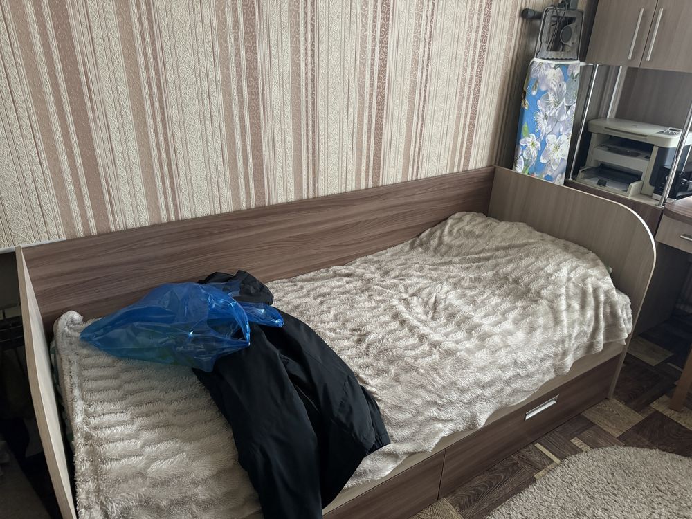 кровать односпальная,с ящиками для белья