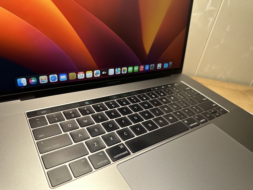 MacBook Pro 15 inch 2017, i7 16GB/256SSD
