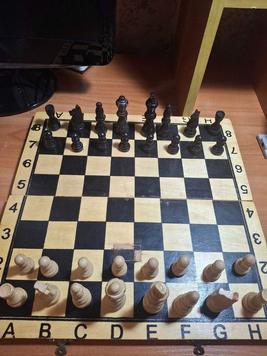 Шахматы деревянные. Доска 35 ×35 см.