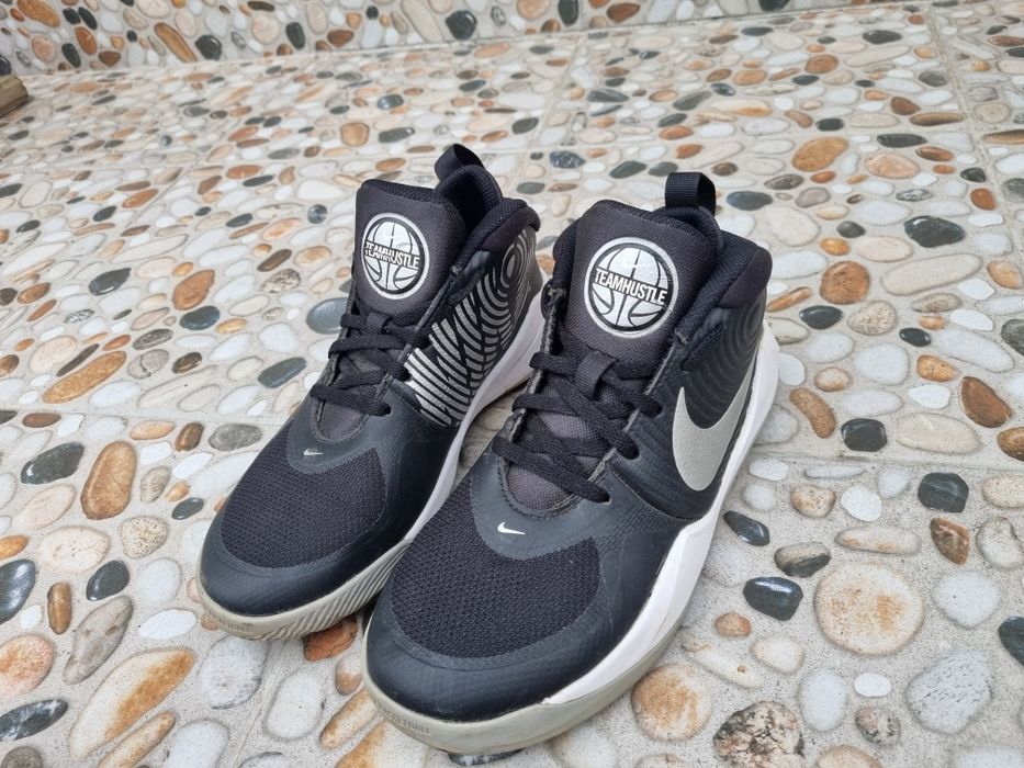 Vând adidași Nike aproape noi.