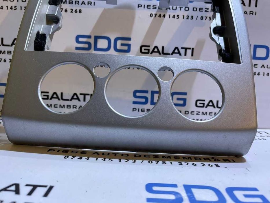 Rama Grila Ornament Consola Centrala Radio Climatronic Ford Focus 2 2004 - 2010 Cod 4M51-18522-ADW