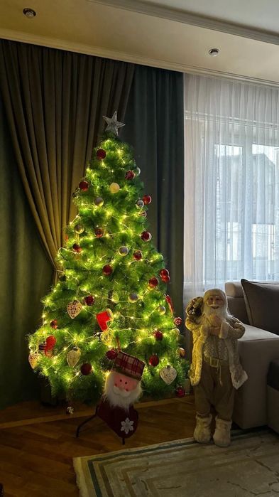 Продается Новогодняя елка б/у ПВХ высота 1.8, разборная, состояние отл