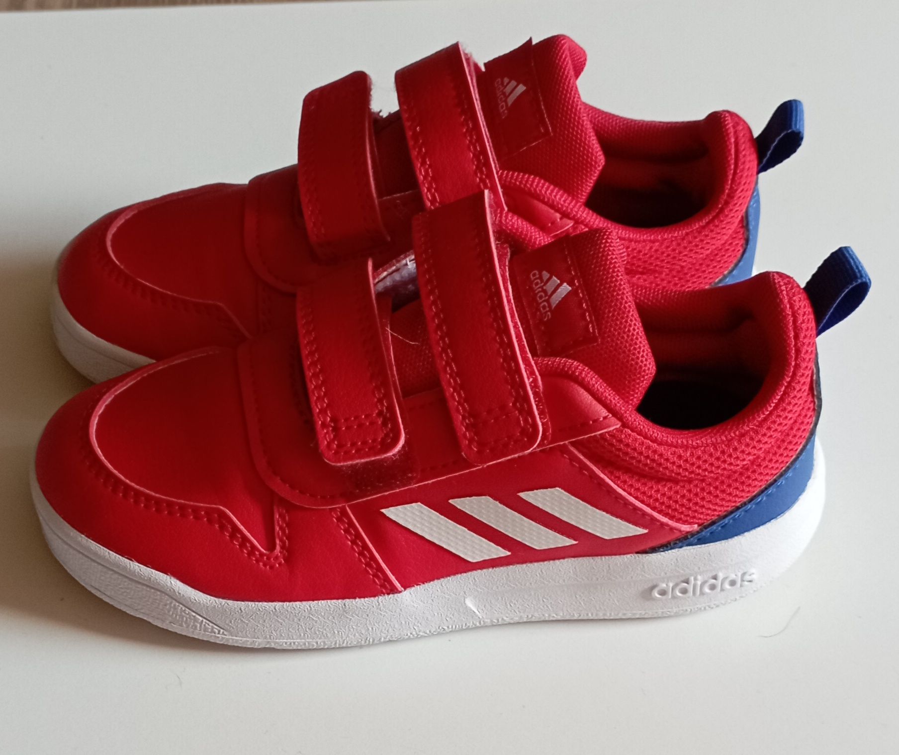 Продавам детски маратонки adidas