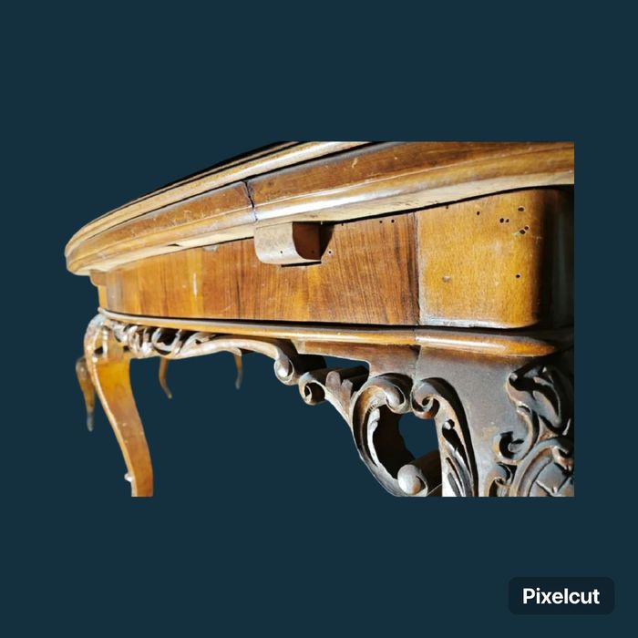 Голяма дървена маса с дърворезба и уникален фурнир