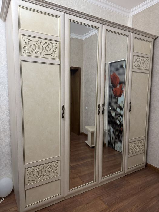 Продам шкаф с зеркалом