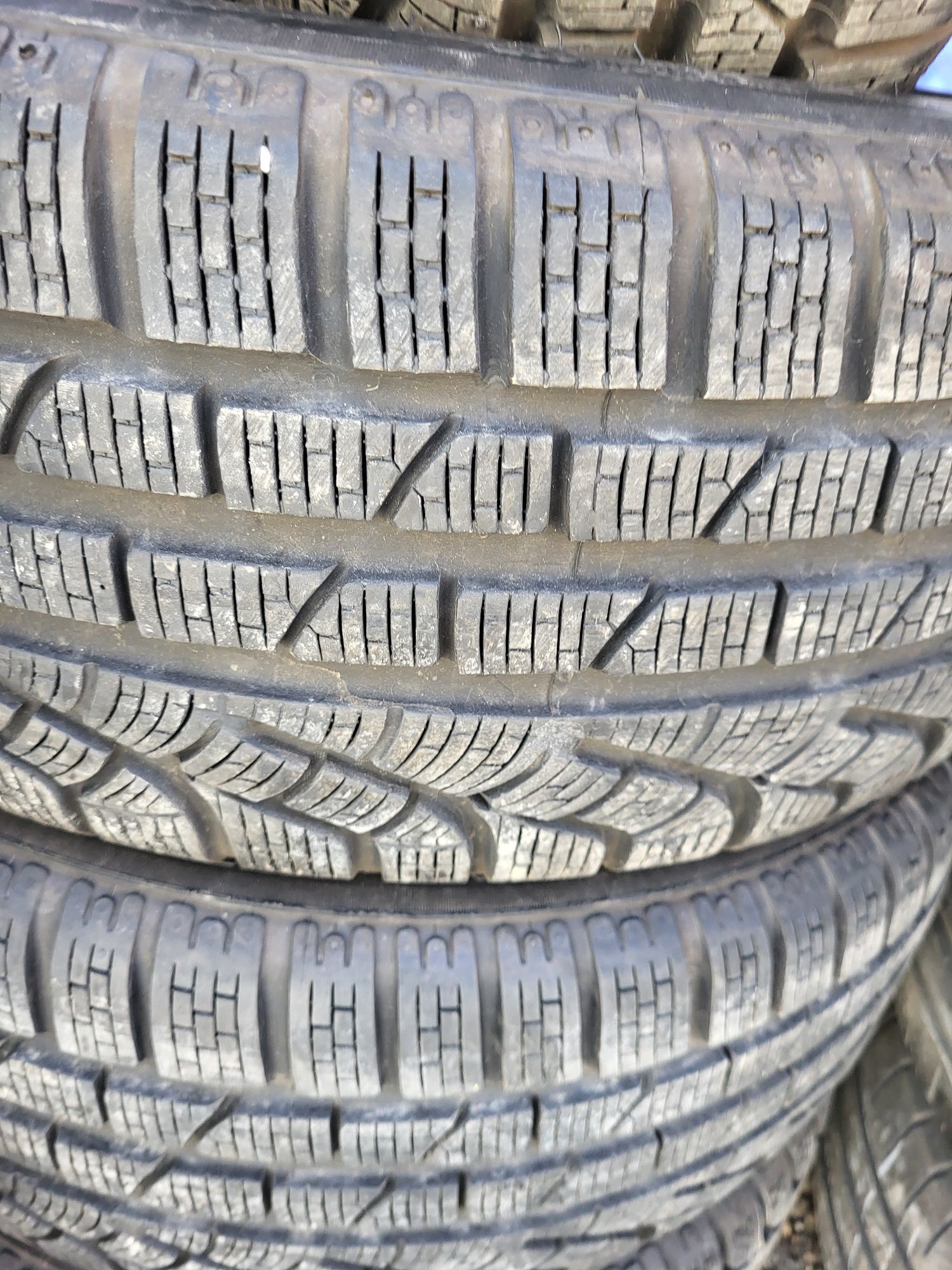 4 бр зимни 215/45/18 Pirelli