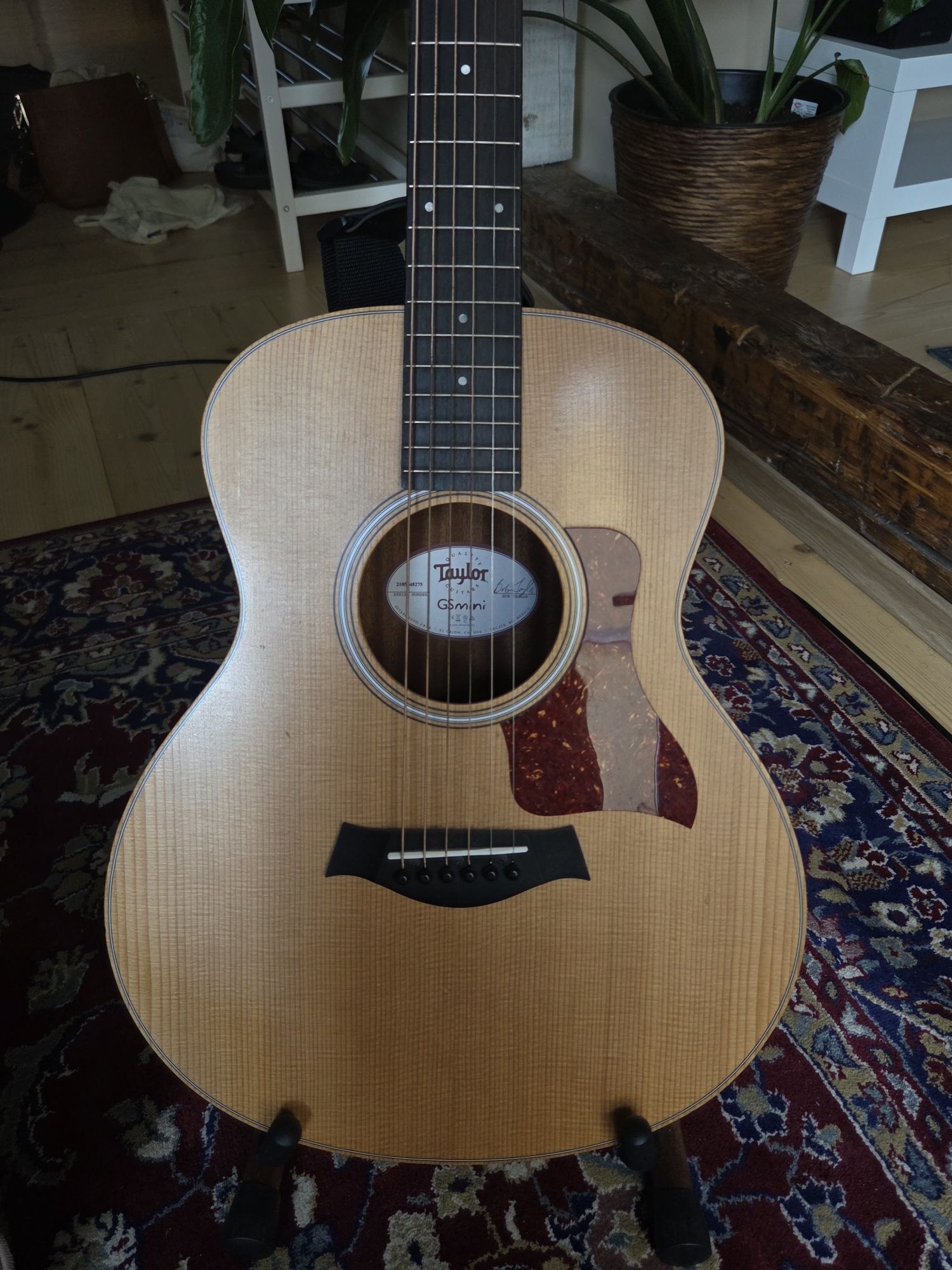 Taylor GS Mini-e Walnut електро-акустична китара