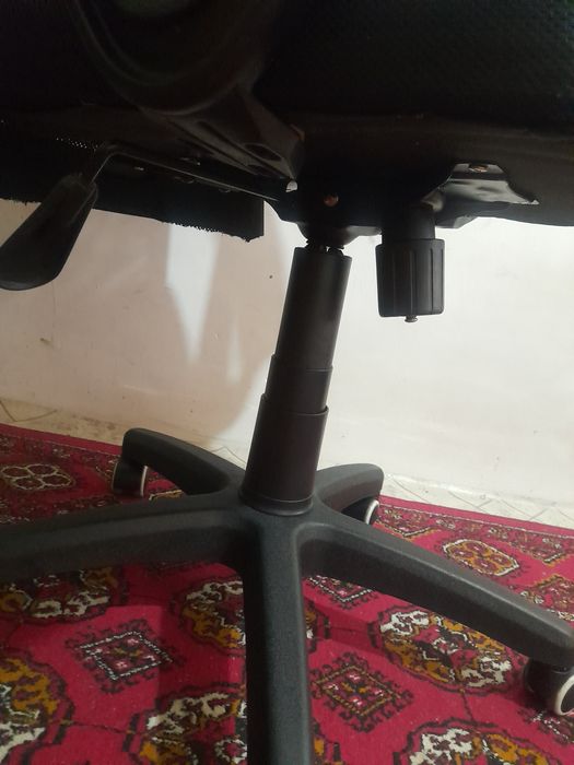 Продаются офисное  кресло в рабочем состоянии.