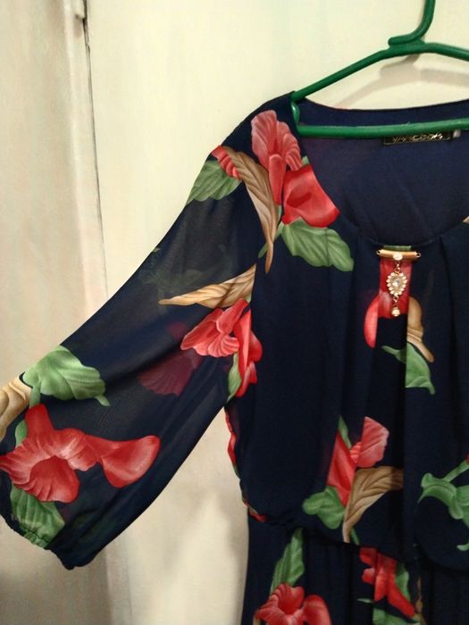 Нарядное яркое платье