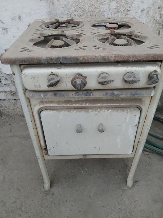 Продается чугунная газовая плита и стеклянная подставка для ТВ