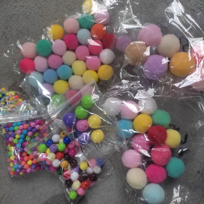 Акриловые бусины и помпоны полиэстер