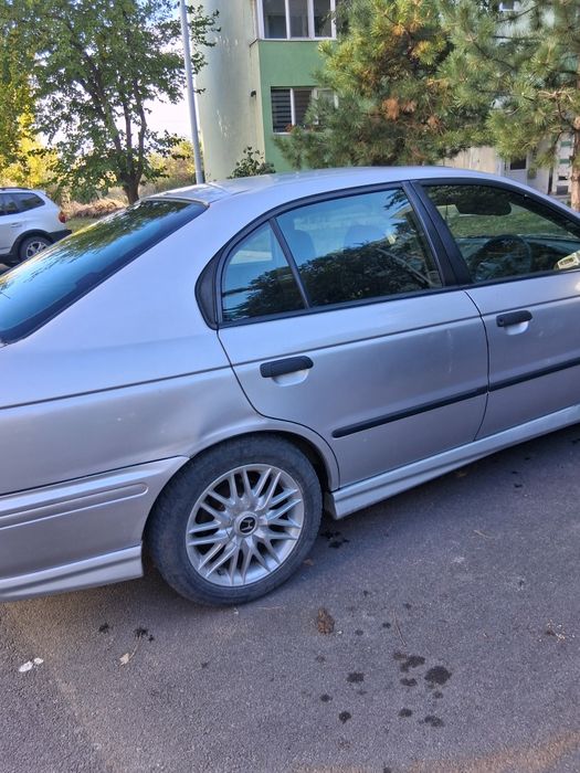 Продавам лек автомобил