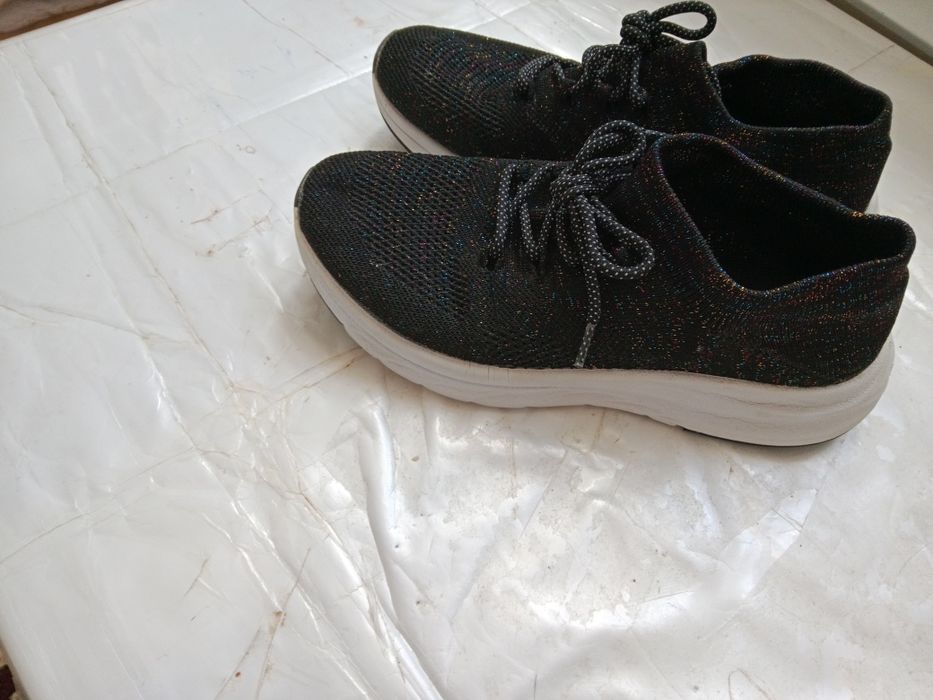 Спортивные кроссовки