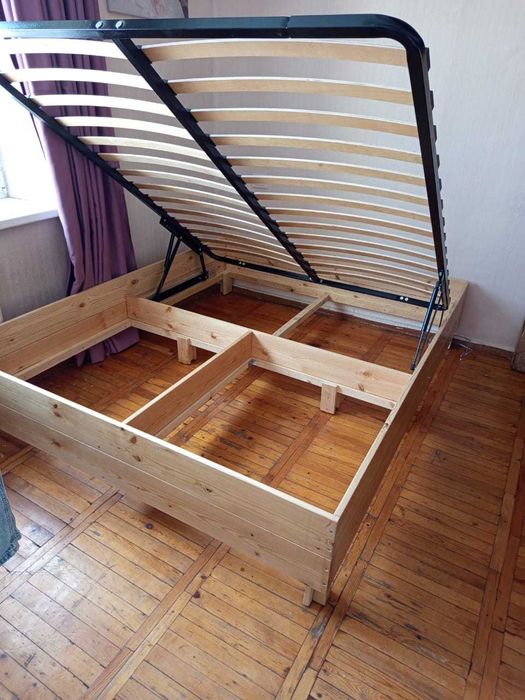 Двуспальная кровать с подъемным механизмом, натуральное дерево