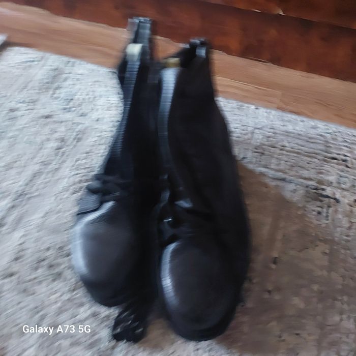 Продаю летние мужские ботинки на толстой подошве, черного цвета