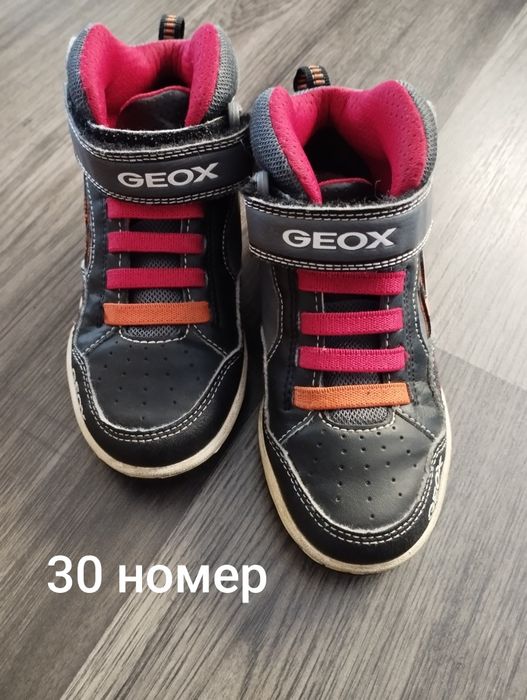 Боти за момче 26,29 и 30 номер